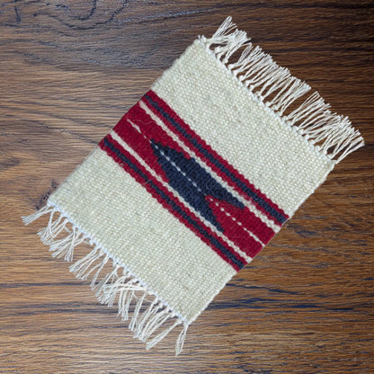 Vue d'un mini-tapis couleur crème avec motifs inspirés des Balkans.