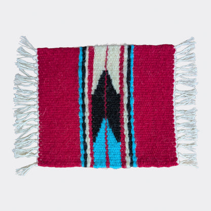 Dessous de verre en laine tissé au Monténégro. Formes géométriques contrastées dans des tons rouges et bleus.