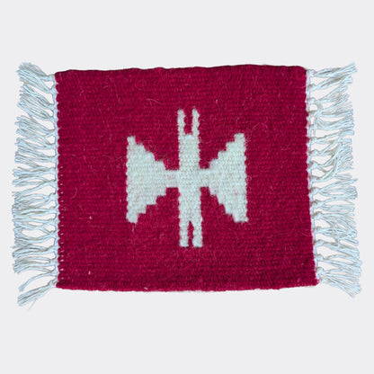 Mini tapis en laine rouge avec un motif géométrique blanc cassé. Texture tissée main, un mini tapis artisanal au contraste marqué.