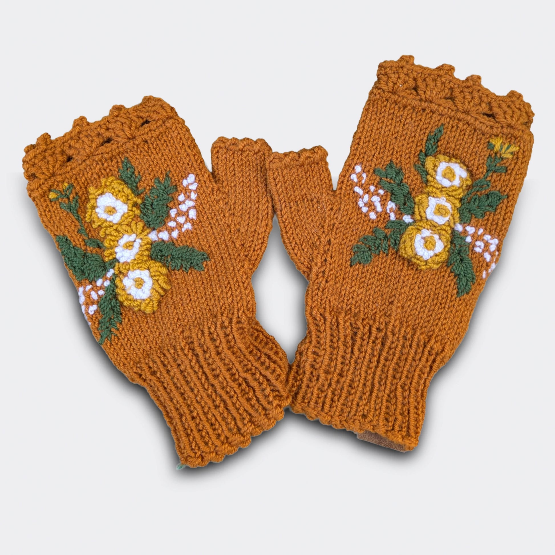 Mitaines artisanales tricotées main brun cuivré, décor floral crocheté jaune et blanc.