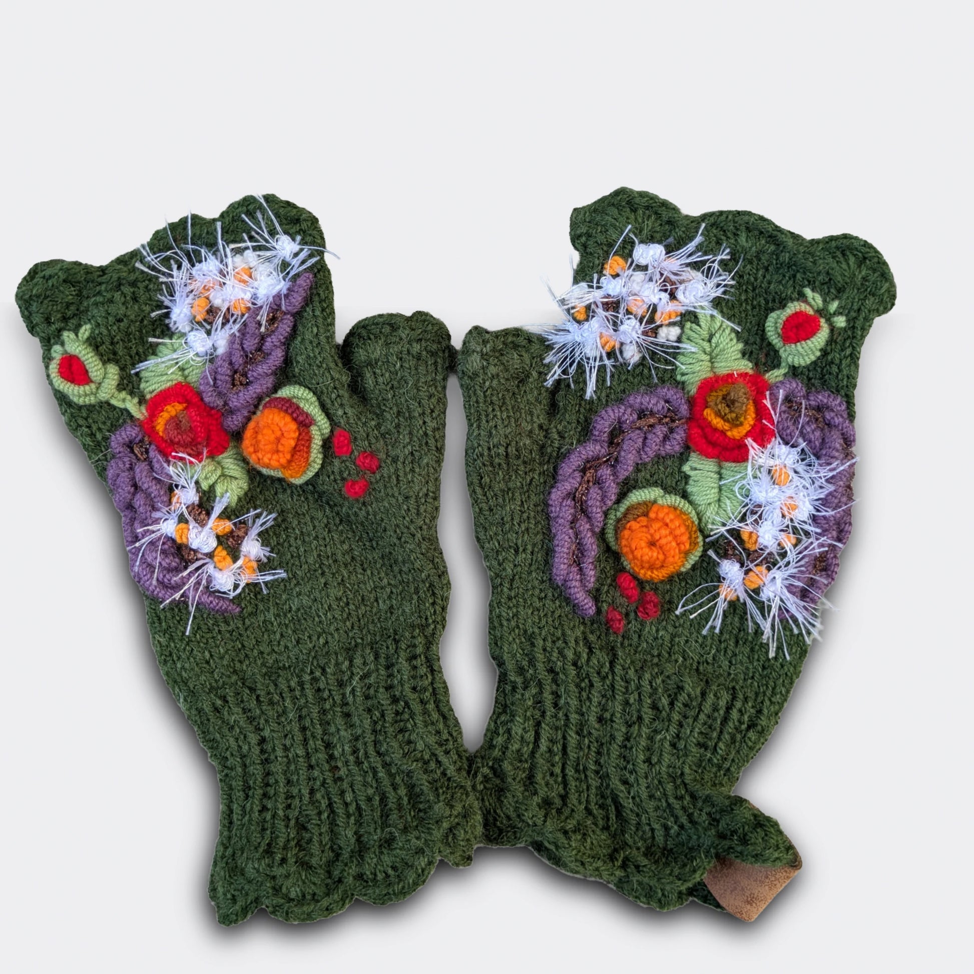 Mitaines artisanales tricotées main vert olive avec fleurs violettes crochetées, bord festonné et poignet en côtes.