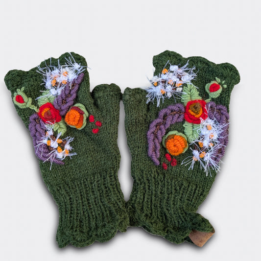Mitaines artisanales tricotées main vert olive avec fleurs violettes crochetées, bord festonné et poignet en côtes.