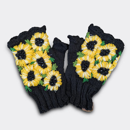 Mitaines artisanales tricotées main noires avec fleurs de tournesols crochetées main.