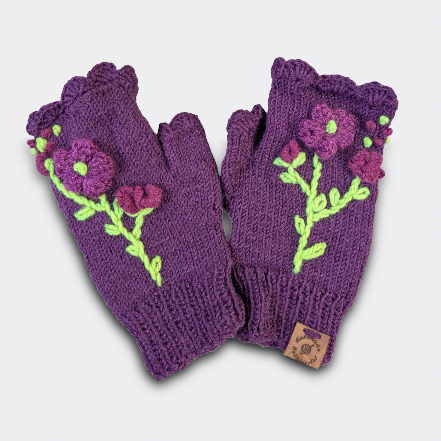 Paire de mitaines violettes artisanales, décor floral légèrement scintillant