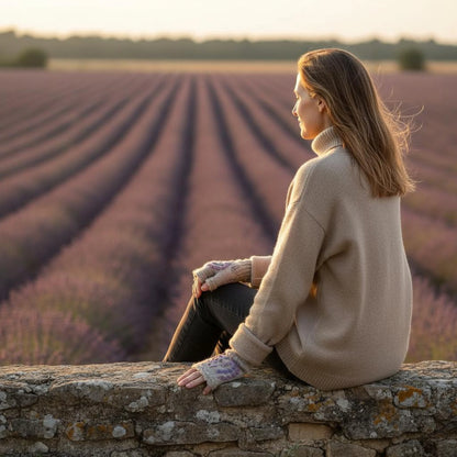 Mitaines “Matin provençal” portées, motif lavande et finition festonnée.