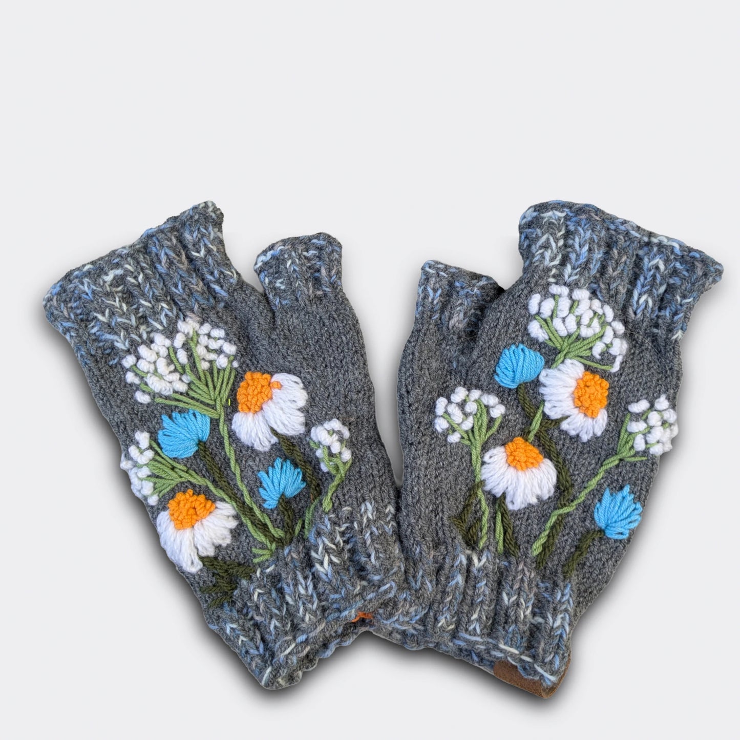 Mitaines grises tricotées main décorées de camomilles brodées blanches et jaunes, création artisanale.