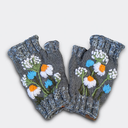 Mitaines grises tricotées main décorées de camomilles brodées blanches et jaunes, création artisanale.