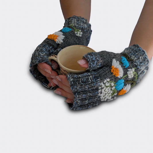 Mitaines brodées gris chiné tenant une tasse, avec camomilles blanches, cœurs jaunes et petites fleurs bleues en relief.