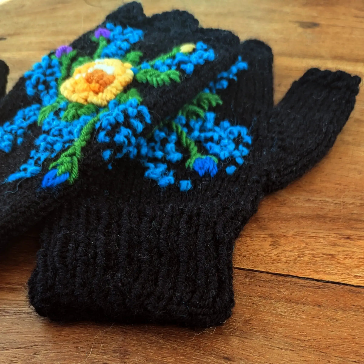 Mitaines pour femme avec une composition florale jaune et bleue