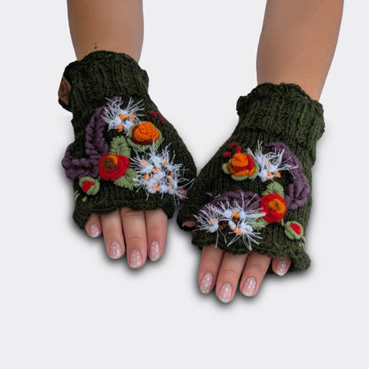 Mitaines vert olive portées, tricotées à la main avec fleurs crochetées en relief puis appliquées sur la mitaine.
