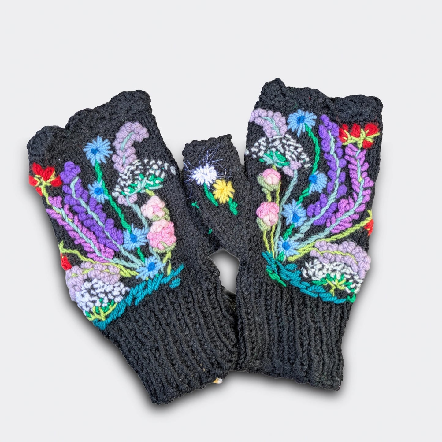 Mitaines noires tricotées main, fleurs brodées multicolores, finition festonnée.