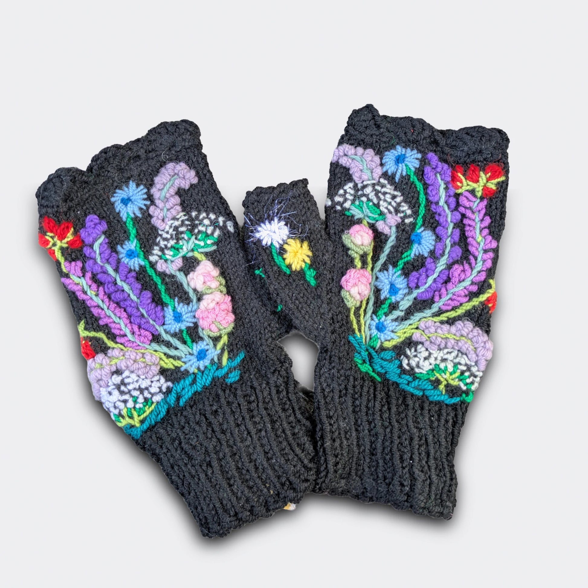 Mitaines noires tricotées main, fleurs brodées multicolores, finition festonnée.