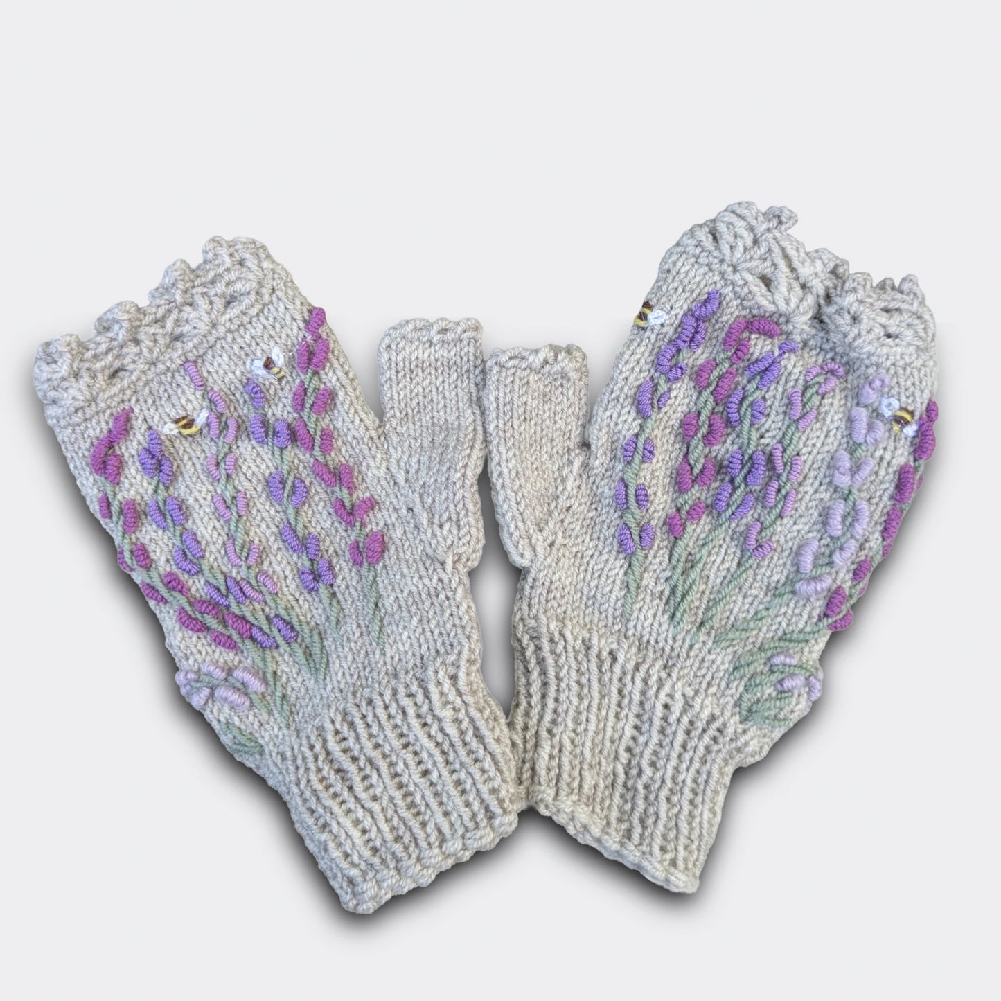 Paire de mitaines artisanales gris perle avec motif lavande brodé et finitions festonnées.