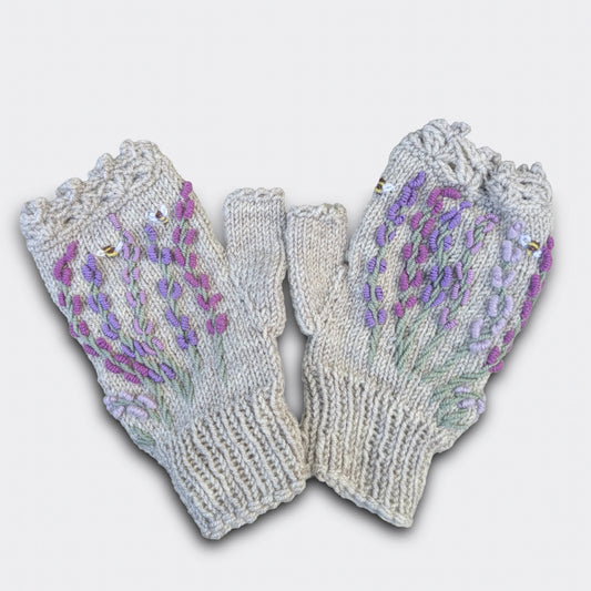 Paire de mitaines artisanales gris perle avec motif lavande brodé et finitions festonnées.
