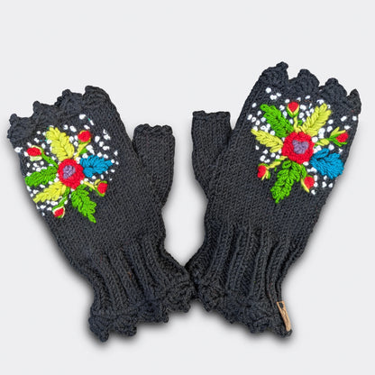 Mitaines faites main, maille noire et fleurs crochetées de plusieurs teintes.