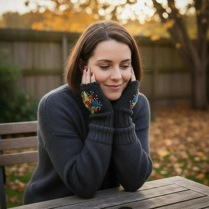 Mitaines faites main, maille noire, fleurs crochetées colorées.