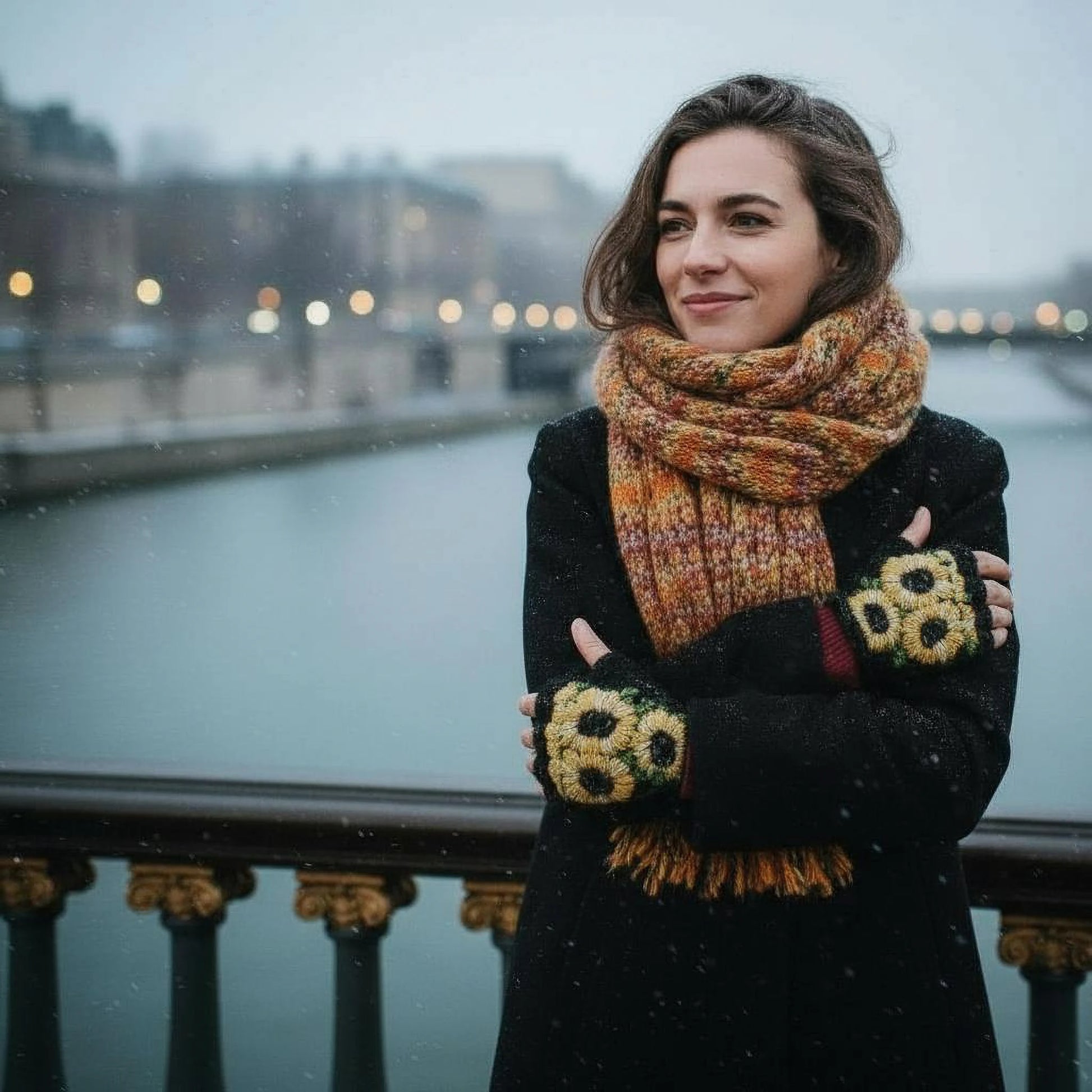 Mitaines noires tricotées à la main, tournesols jaune vif crochetés et appliqués ensuite, vue en extérieur