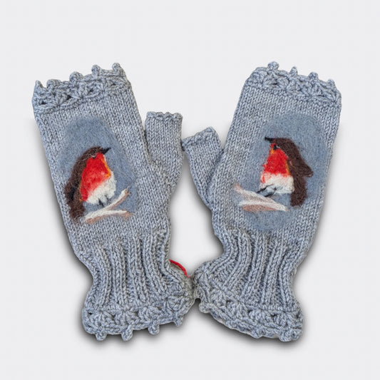 Détail d'une paire de mitaines artisanales grises avec rouge-gorge en feutre appliqué sur la maille. Finition festonnée.