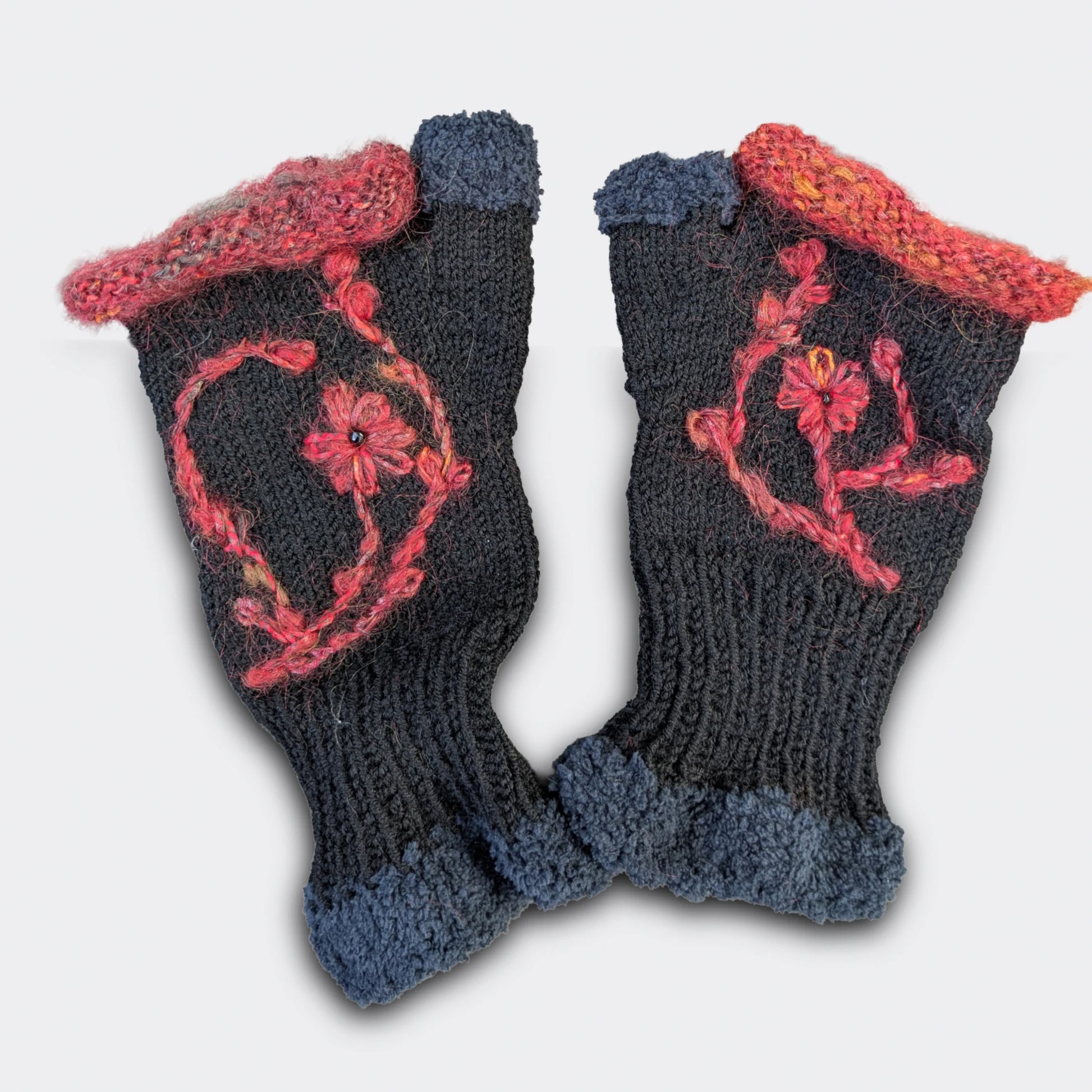 Mitaines noires tricotées main avec fleur crochetée couleur rouille et bord assorti