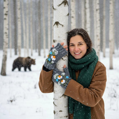 Broderies florales blanches et jaunes sur mitaines grises faites main, partie supérieure et bord côtes chinés.