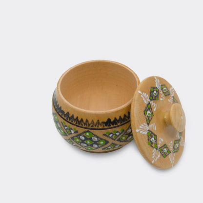 Boîte artisanale en bois peint, vue avec couvercle ouvert, objet décoratif d’Europe de l’Est. Modèle 3