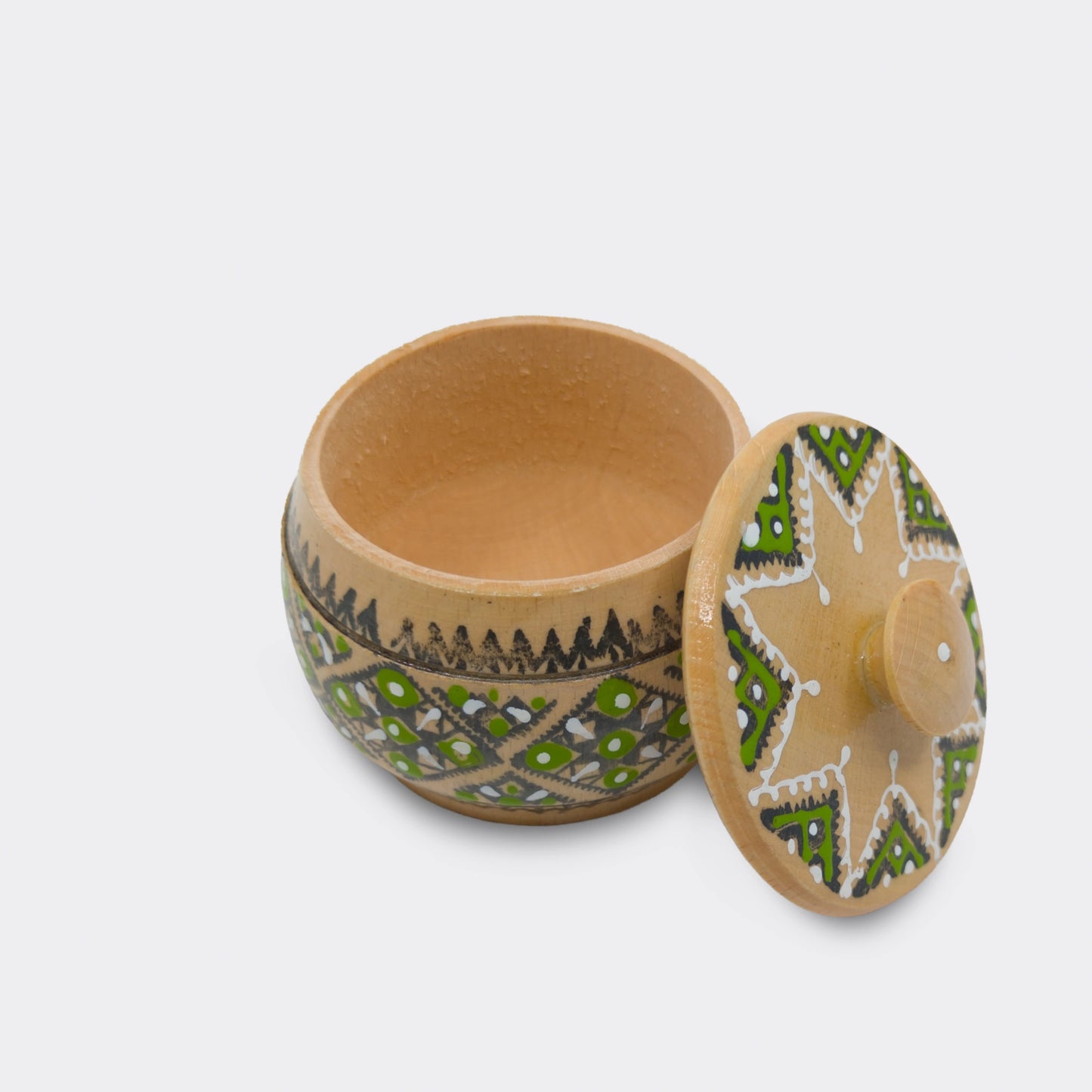 Boîte en bois peinte, motifs folkloriques, présentée ouverte comme objet décoratif. Modèle4