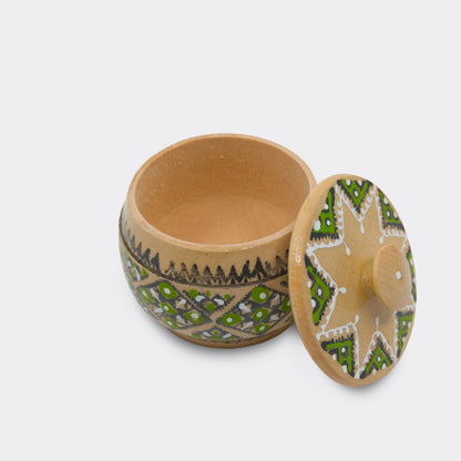 Boîte en bois peinte, motifs folkloriques, présentée ouverte comme objet décoratif. Modèle4