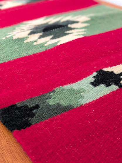 Motif kilim en losange sur bande vert olive, avec fond rouge en laine tissée
