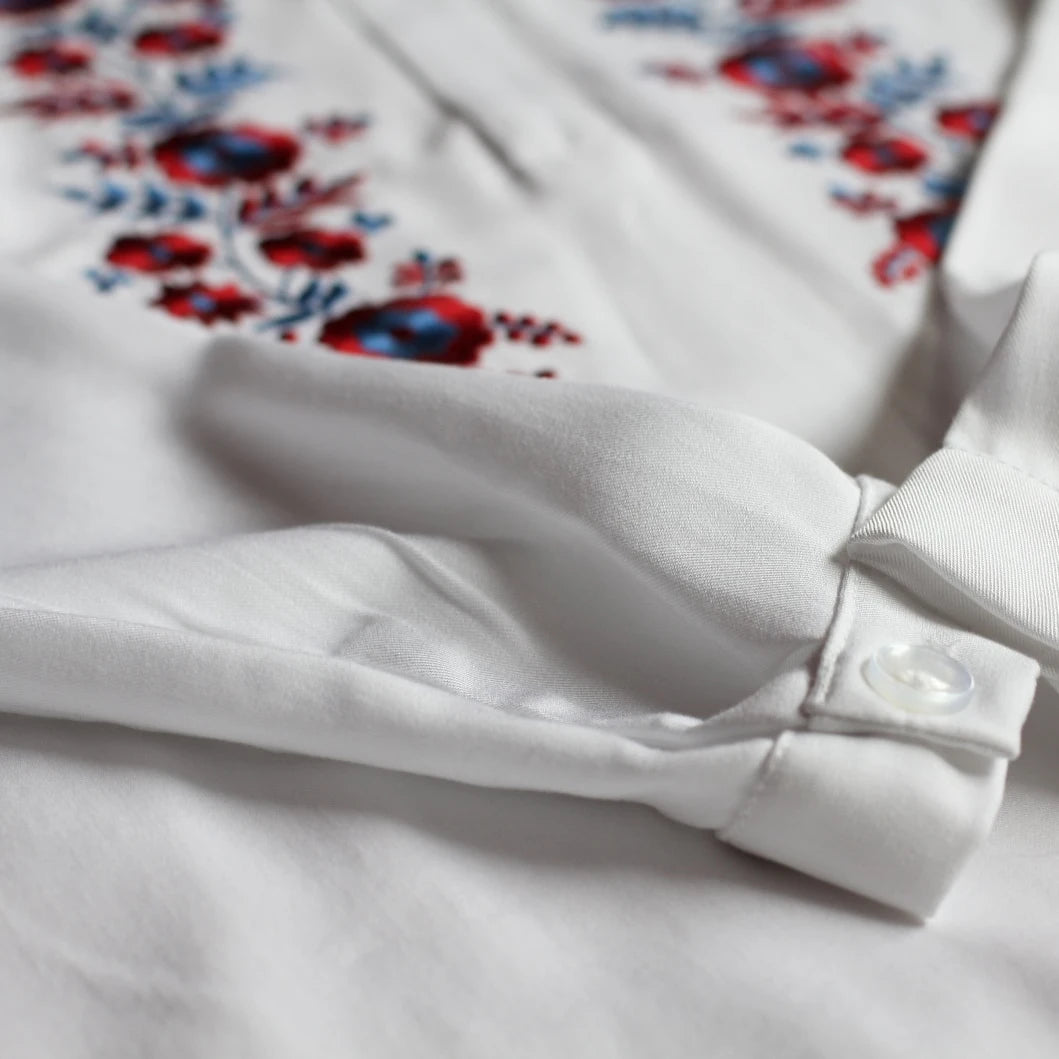 Détail des manches de la blouse brodée. Avec en arrière plan la broderie Palóc.