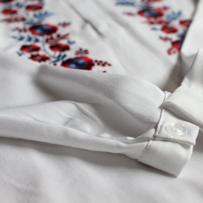 Détail des manches de la blouse brodée. Avec en arrière plan la broderie Palóc.