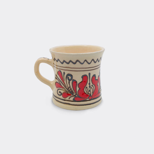 Tasse artisanale roumaine en faïence Corund, fond crème intérieur et profil évasé. Mug décor székely rouge peint main.