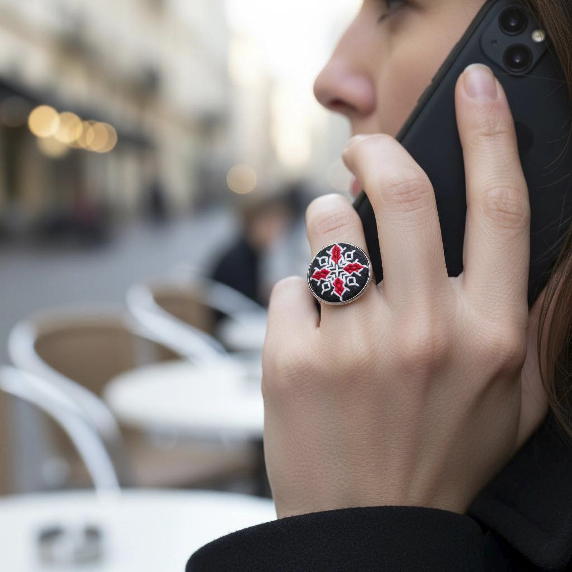 Vue d'un café d'une bague ethnique brodée noire et rouge