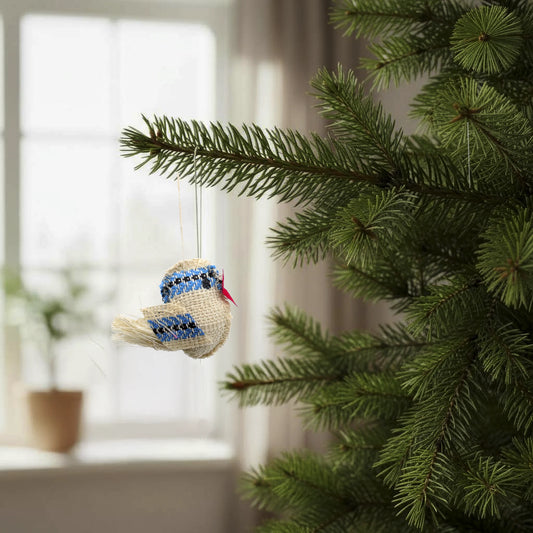 Petit oiseau bleu en coton, artisanal, suspendu dans un sapin. En provenance de la République Tchèque.