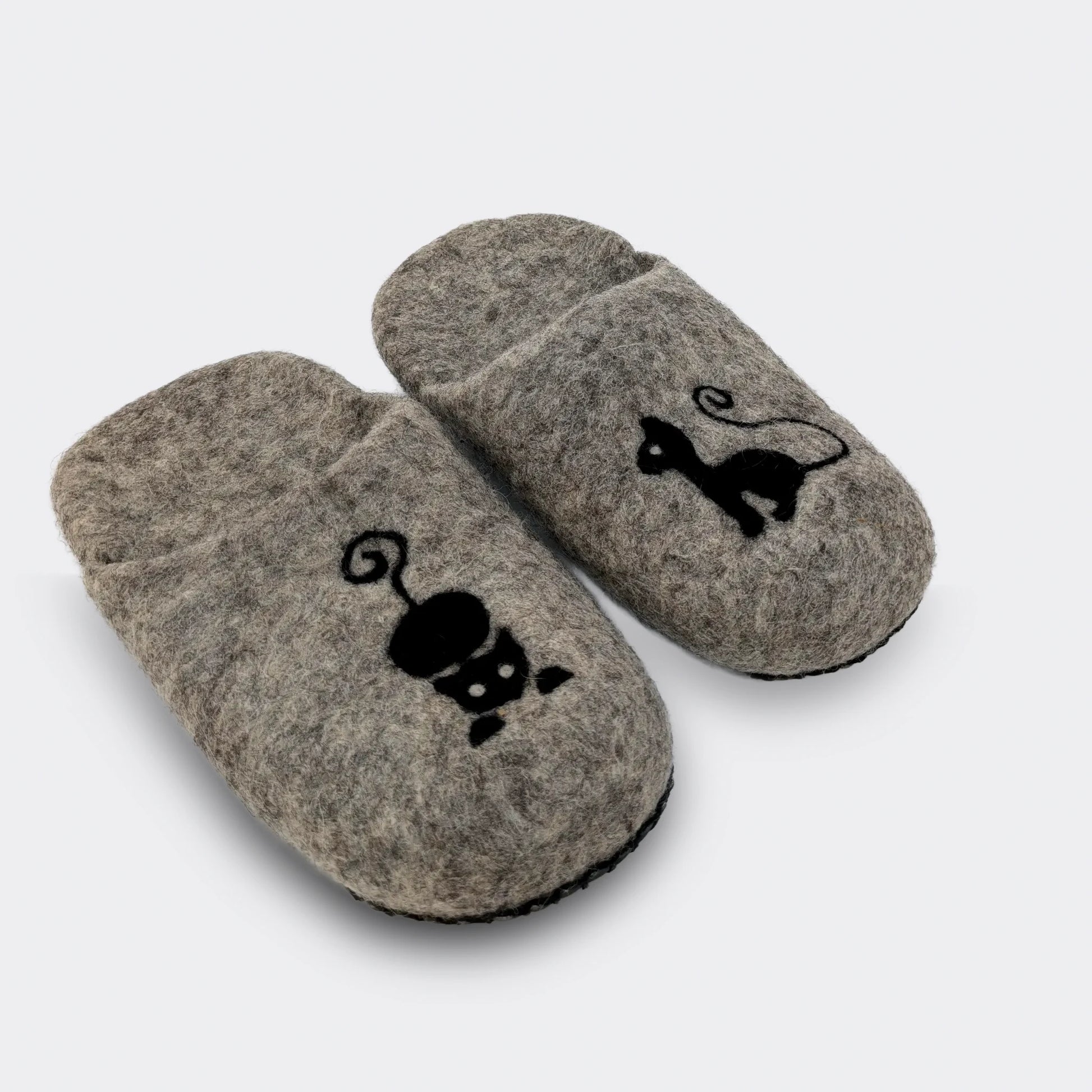 Pantoufle-laine-chat-noir-artisanale-biais