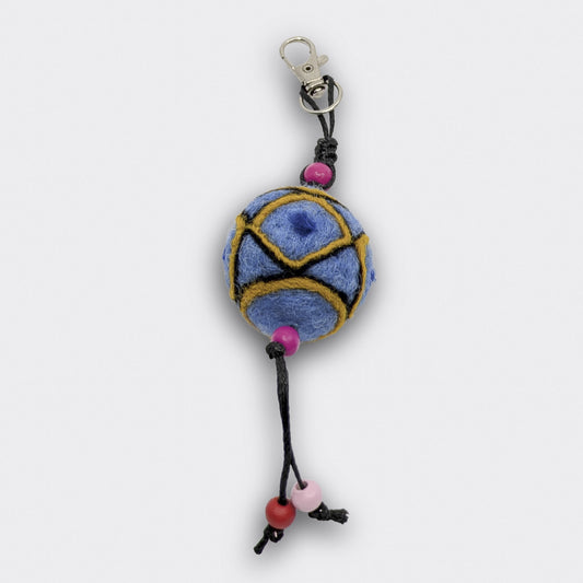 Breloque de sac artisanale Borka en feutre bleu clair avec formes géométriques et petites perles le long d'un cordon