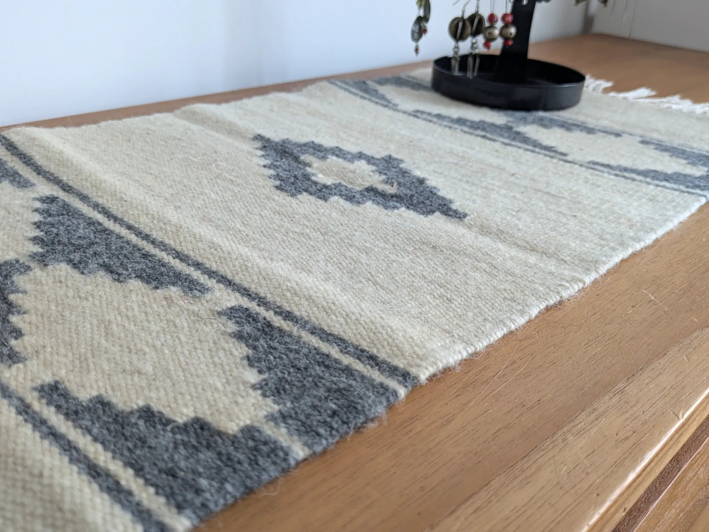 Petit kilim gris et crème en laine, détail du tissage à plat et des motifs géométriques