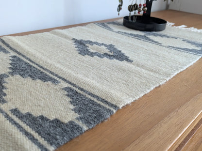 Petit kilim gris et crème en laine, détail du tissage à plat et des motifs géométriques