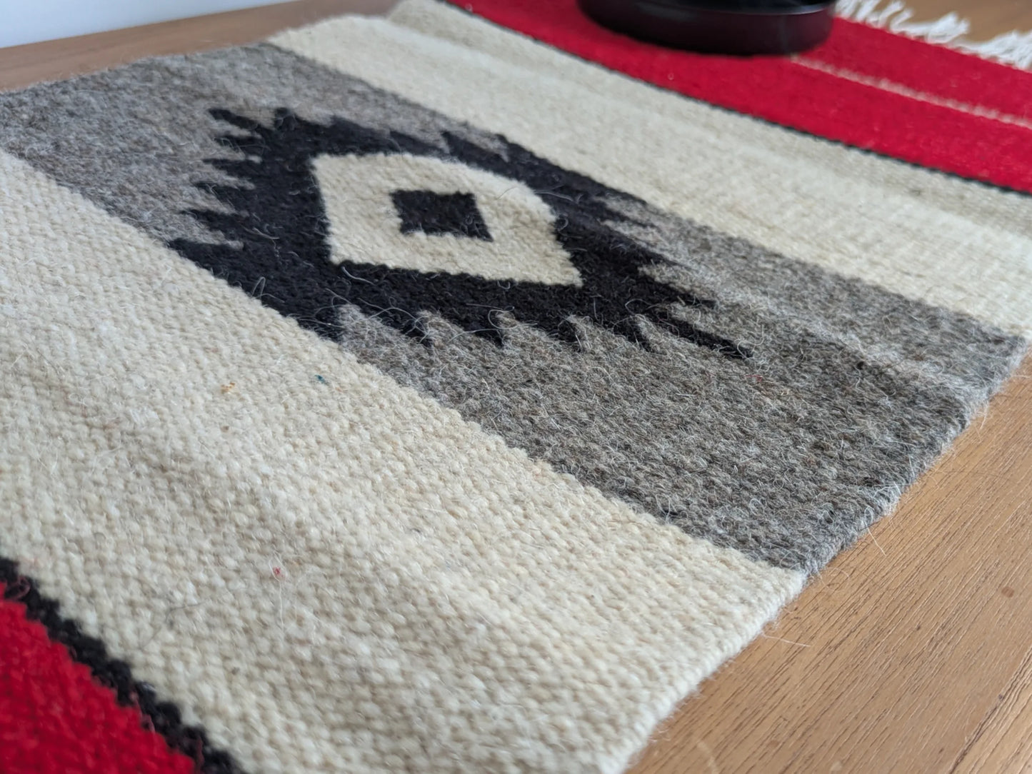 Petit kilim en laine avec motif géométrique traditionnel, tissé à plat à la main