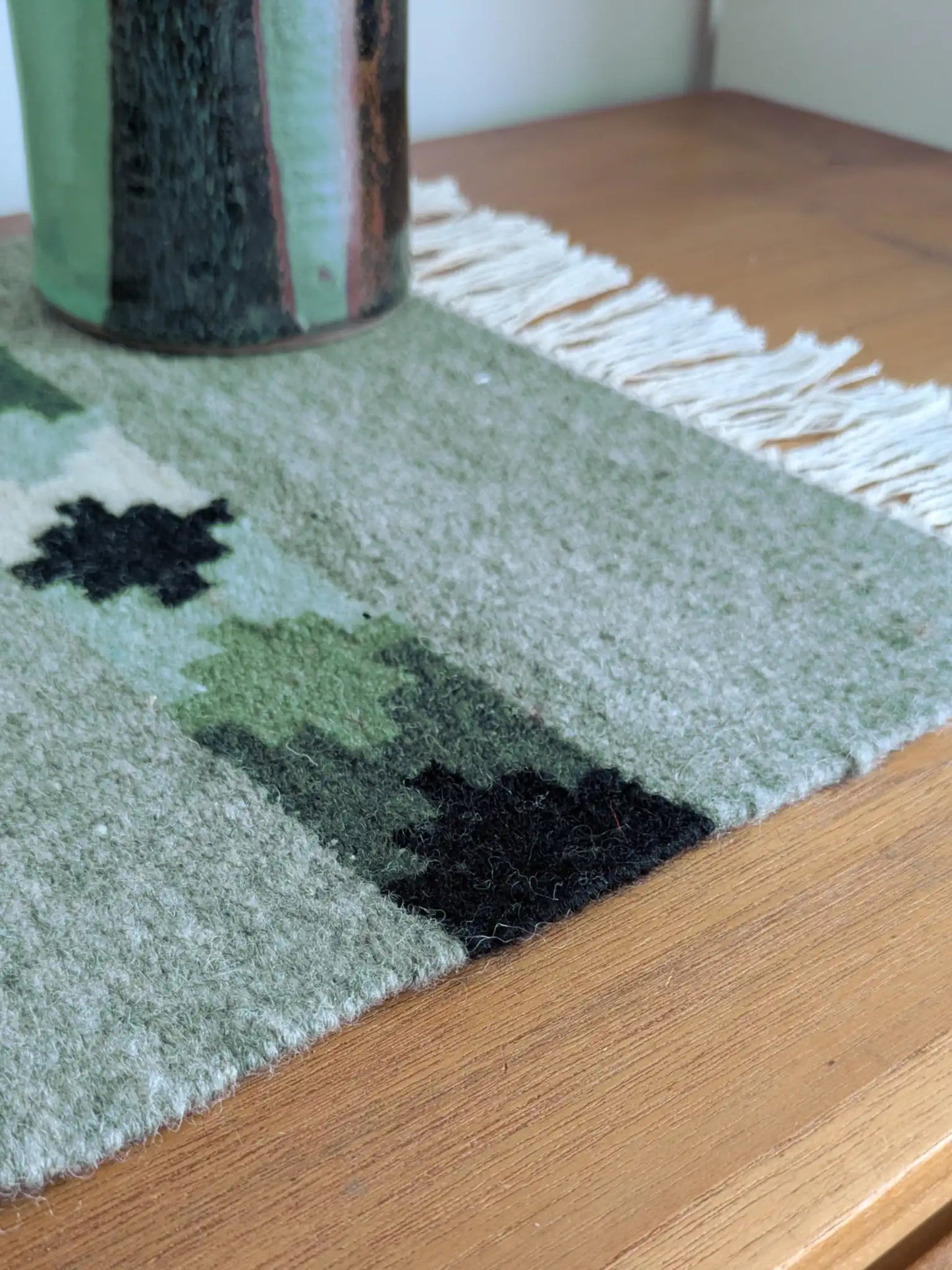 Petit kilim vert olive et gris en laine, détail du tissage à plat et des bandes à motifs