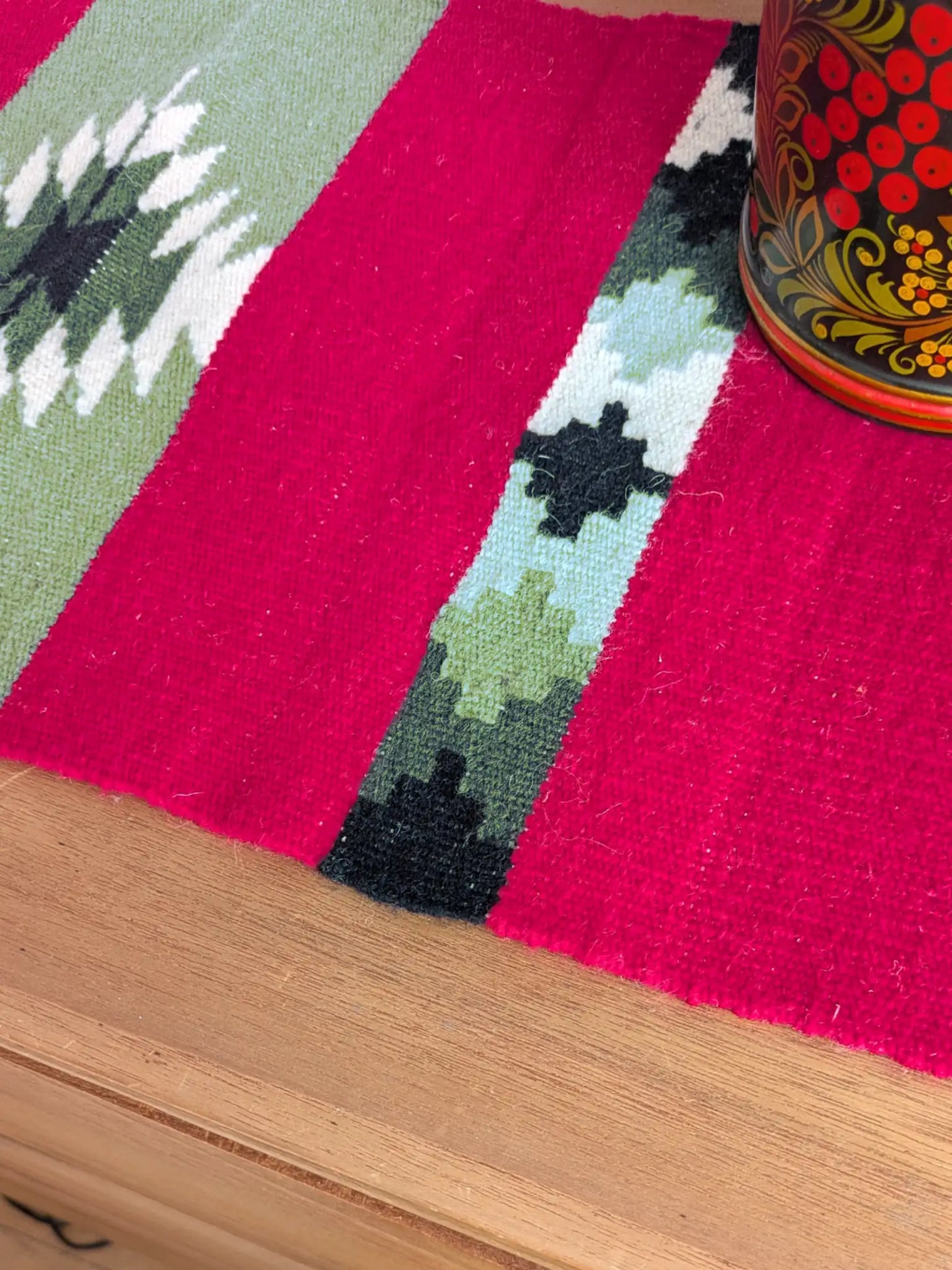 Petit kilim rouge et vert olive en laine, détail du tissage à plat