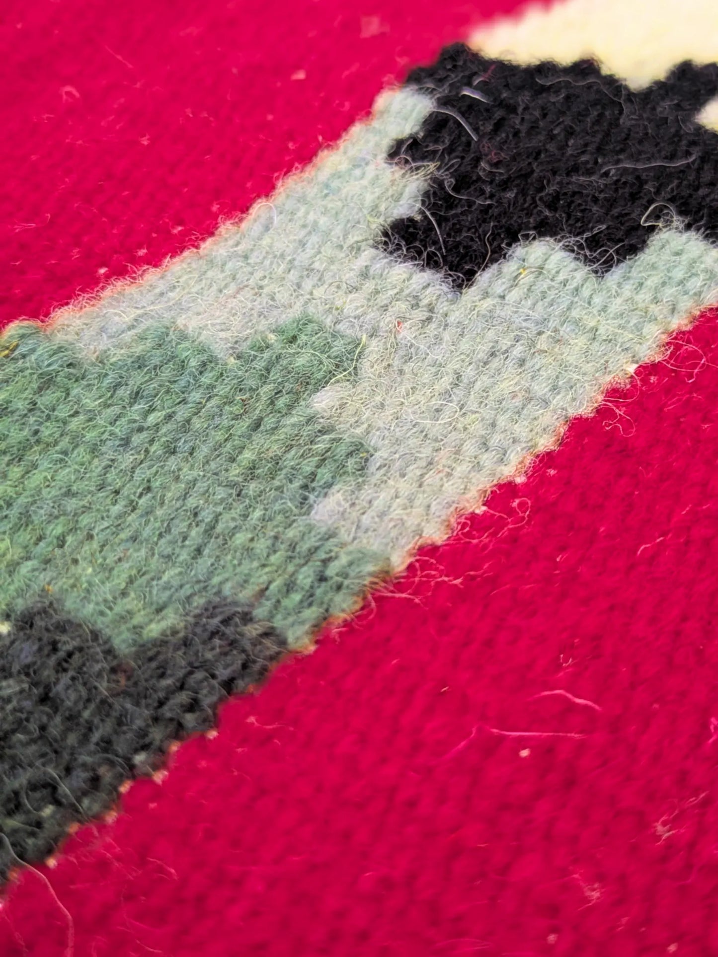 Petit kilim rouge et vert olive en laine, détail du tissage à plat