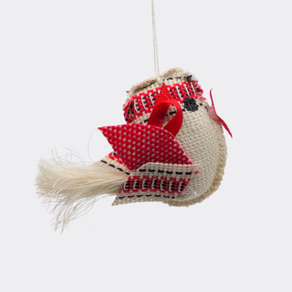 Petit oiseau rouge en tissu avec frise tissée et ailes contrastées. Le corps écru rembourré donne un volume doux. Une décoration à suspendre inspirée de l’artisanat centre-européen.
