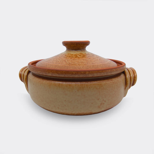 Petite cocotte en terre cuite 2 litres fabriquée artisanalement à Corund en Transylvanie, poterie culinaire pour cuisson au four.