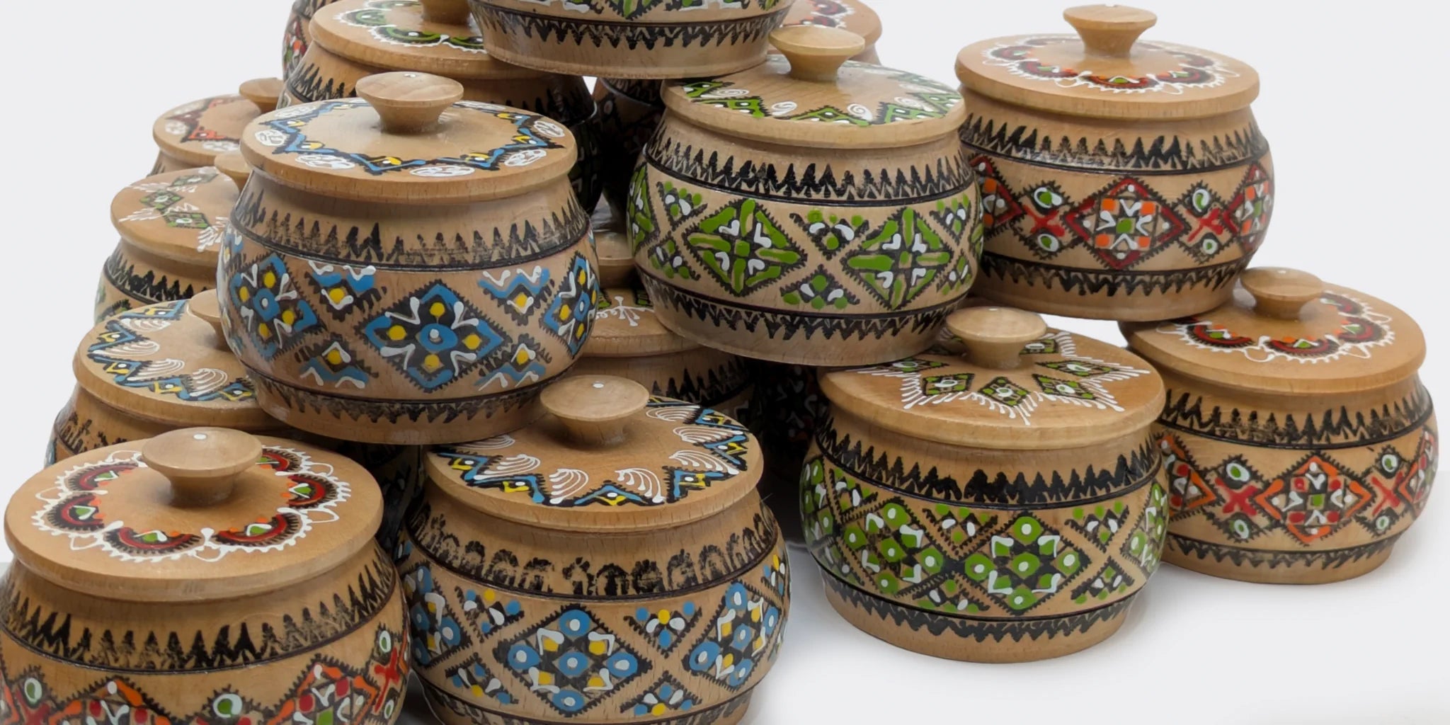 Pile de petites boîtes en bois, fabriquées et peintes en Ukraine.