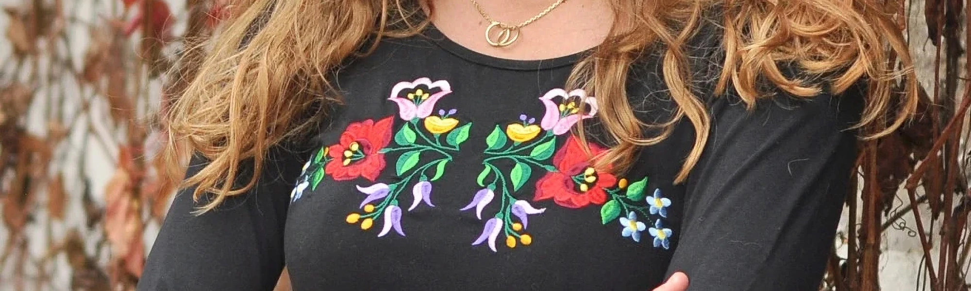 Détail d'une borderie très florale sur un tshirt noir. Fortement inspirée par les broderies traditionnelles hongroises.