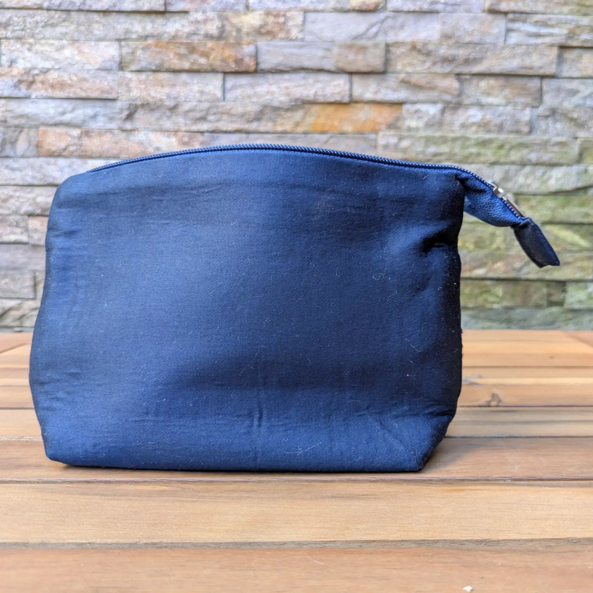 Dos uni bleu de la pochette artisanale, montrant que la bande tissée est présente uniquement sur une face.