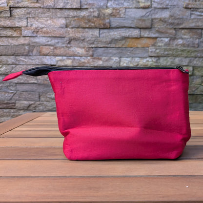 Dos uni rouge de la pochette artisanale, montrant que la bande tissée est présente uniquement sur une face.