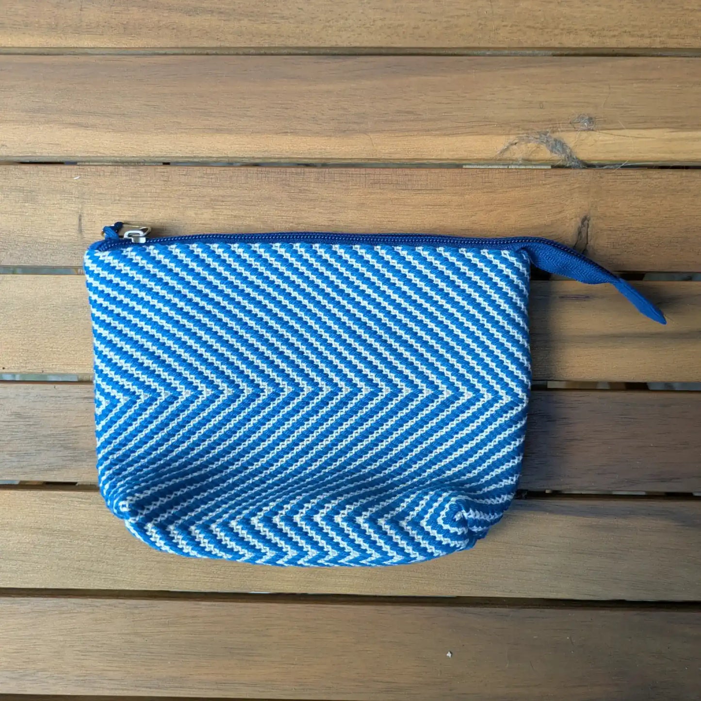 Pochette bleu et blanc tissée main en chevrons, vue de dos, avec motif continu sur toute la surface.