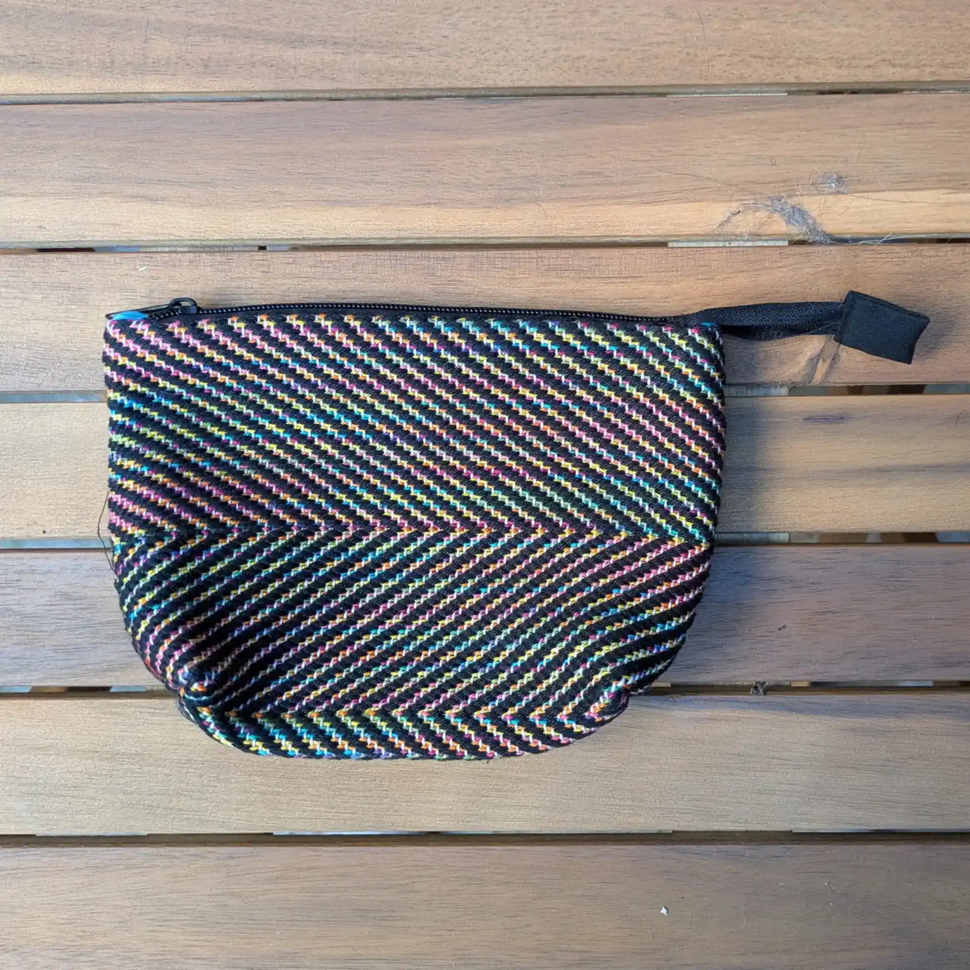 Pochette multicolore tissée main en chevrons, vue de dos, avec motif continu sur toute la surface.
