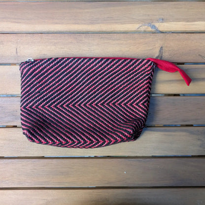 Pochette rouge et noir tissée main en chevrons, vue de dos, avec motif continu sur toute la surface.